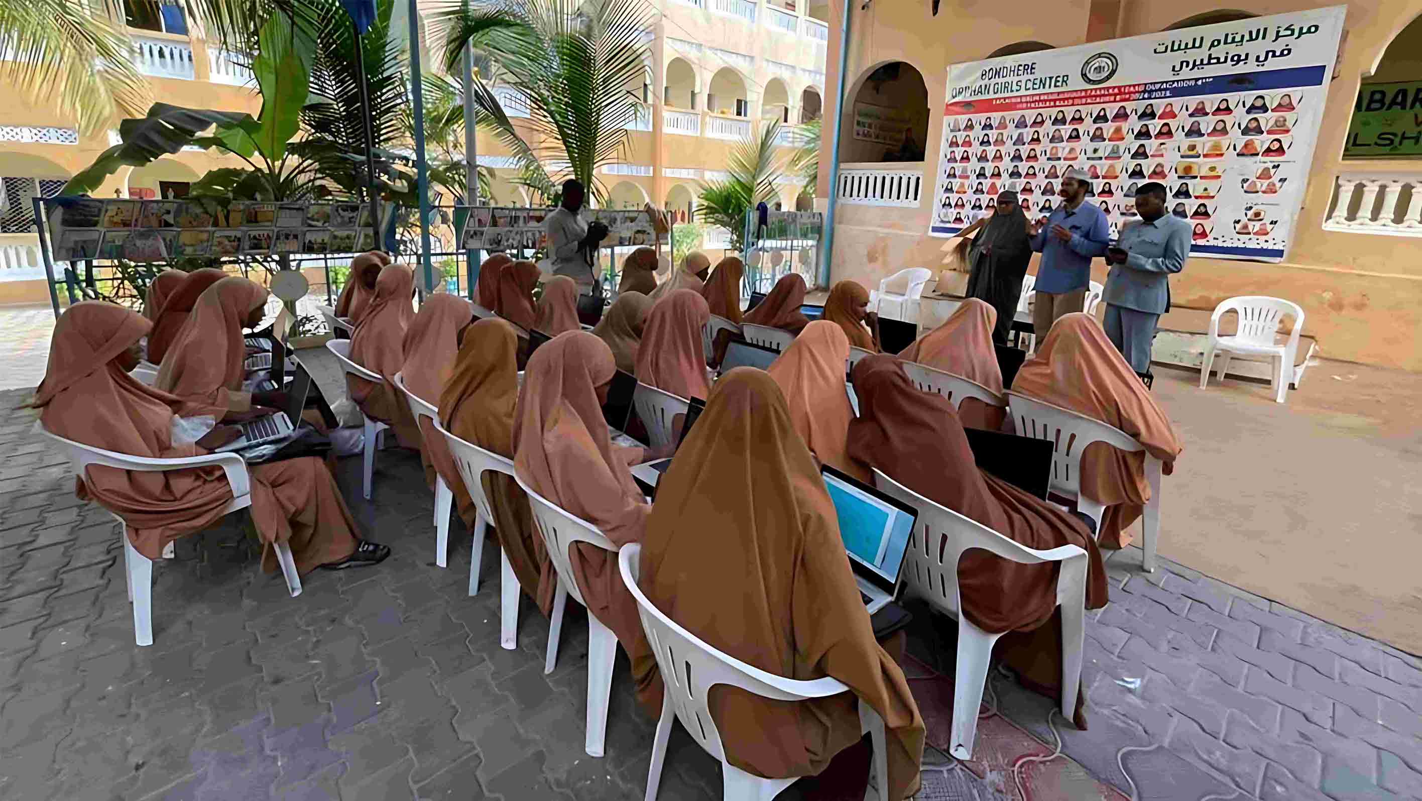 مؤسسة توكل كرمان تزود مدرسة الأيتام في الصومال بخمسين حاسوبًا محمولًا